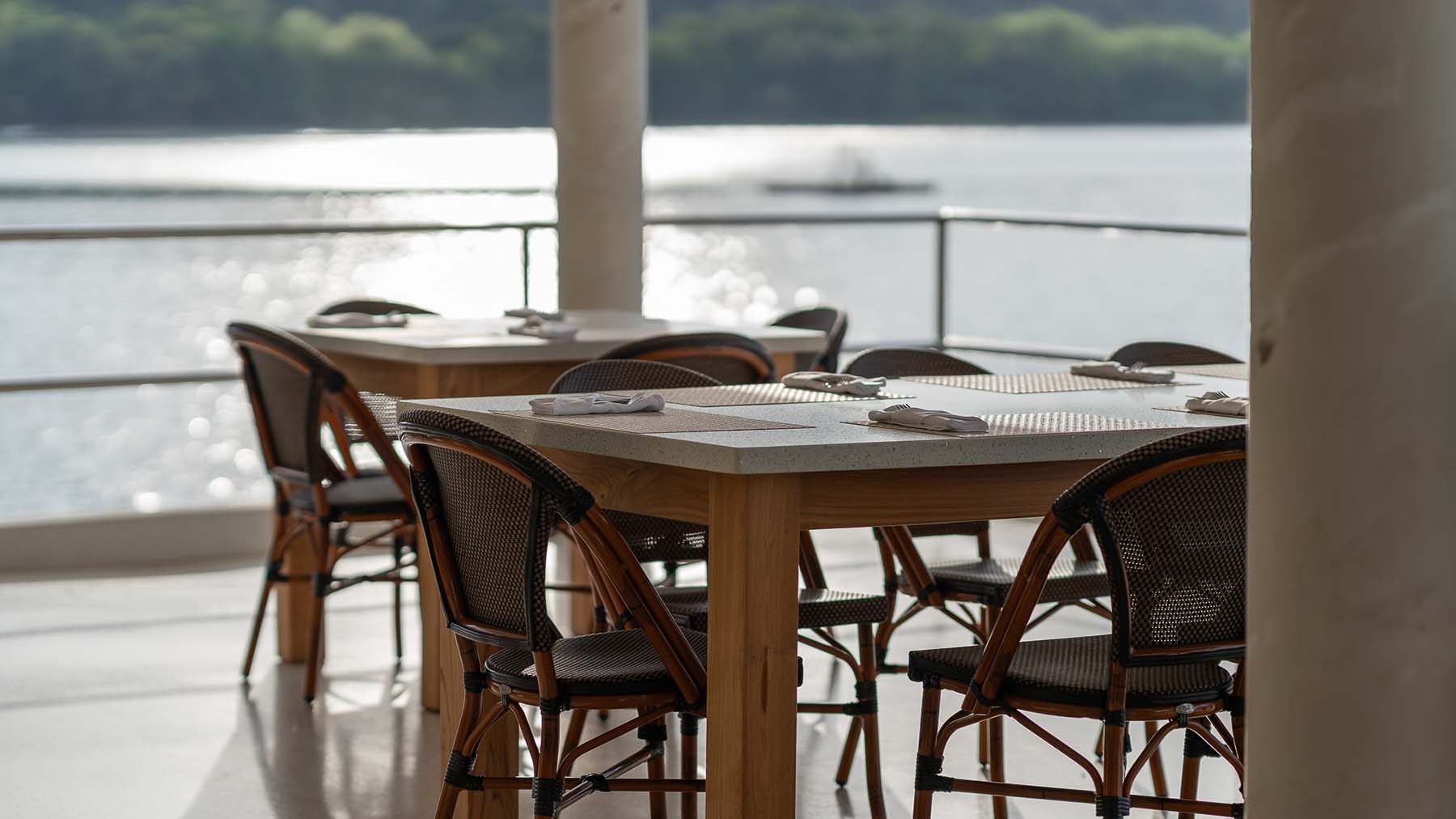 Oceanfront tables at Bahia Ballena Yacht Club